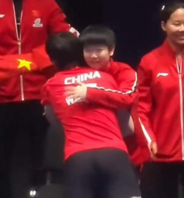 好姐妹!王曼昱输张本美和自责内疚,孙颖莎鼎力支持曼昱自我救赎和她拥抱-华闻时空