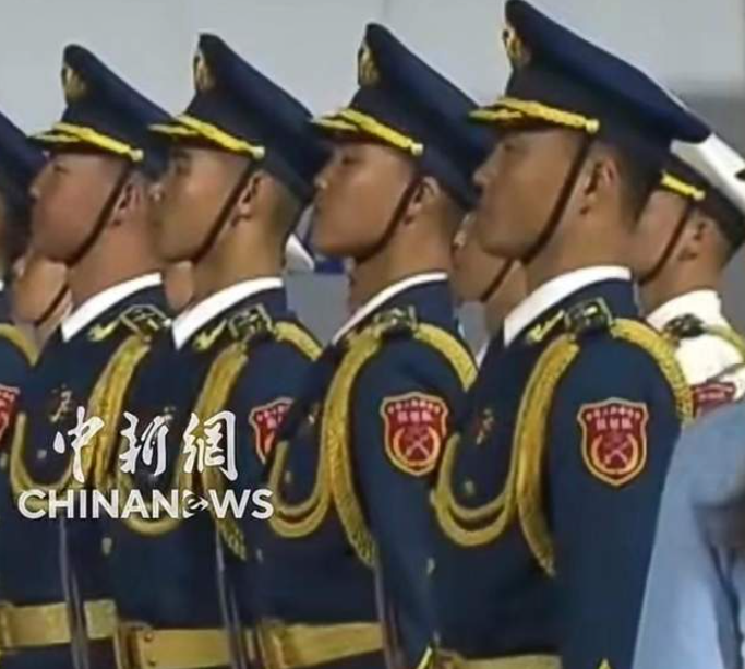 与普京专机同框，俄媒盛赞中国军人：身姿挺拔、站如松柏-华闻时空