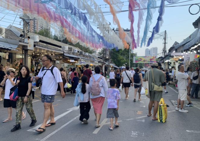 泰国最大周末市场撑不住了：中国游客太少，销量暴跌60%-华闻时空