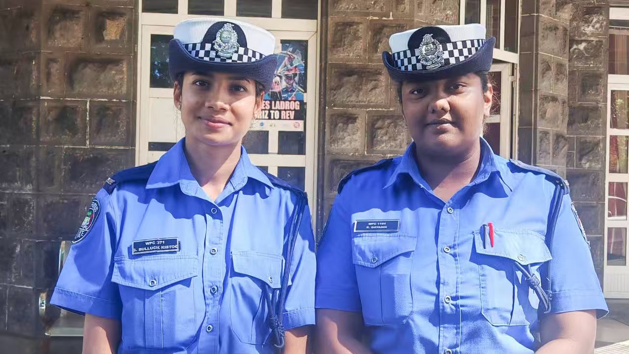 一名男婴在警车上诞生-华闻时空