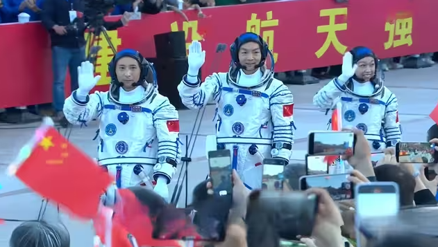 神舟二十三号的3名航天员领命出征！现场响起《歌唱祖国》，引得全场沸腾！-华闻时空
