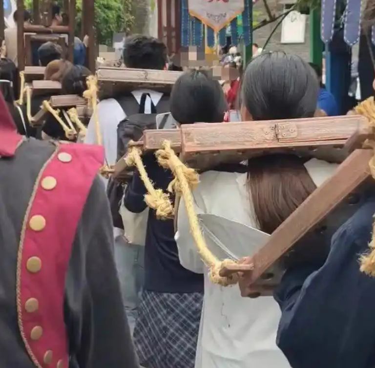 “坐囚车戴罪枷游街”引关注，杭州宋城客服：系互动节目，游客自愿参与-华闻时空