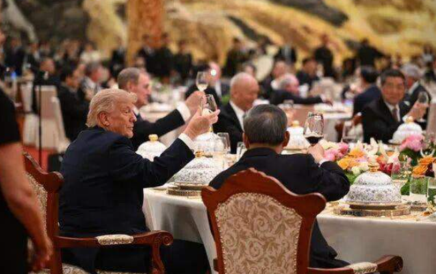 特朗普在京吃啥?2026国宴菜单全曝光:从北京烤鸭到葱烧辽参,看懂这桌“淮扬菜”背后的无声翻译,才知道中国大厨有多绝-华闻时空