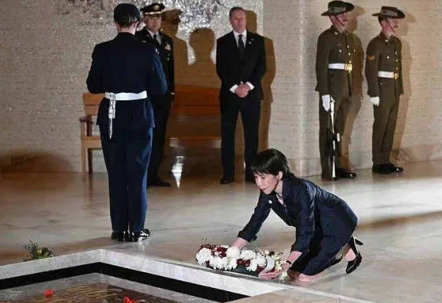 图片[1]-高市早苗在澳洲下跪献花引争议，中国官媒发文：为何不去南京跪-华闻时空