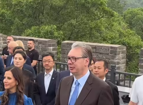 武契奇游览长城，知道中国朋友称呼“577”-华闻时空