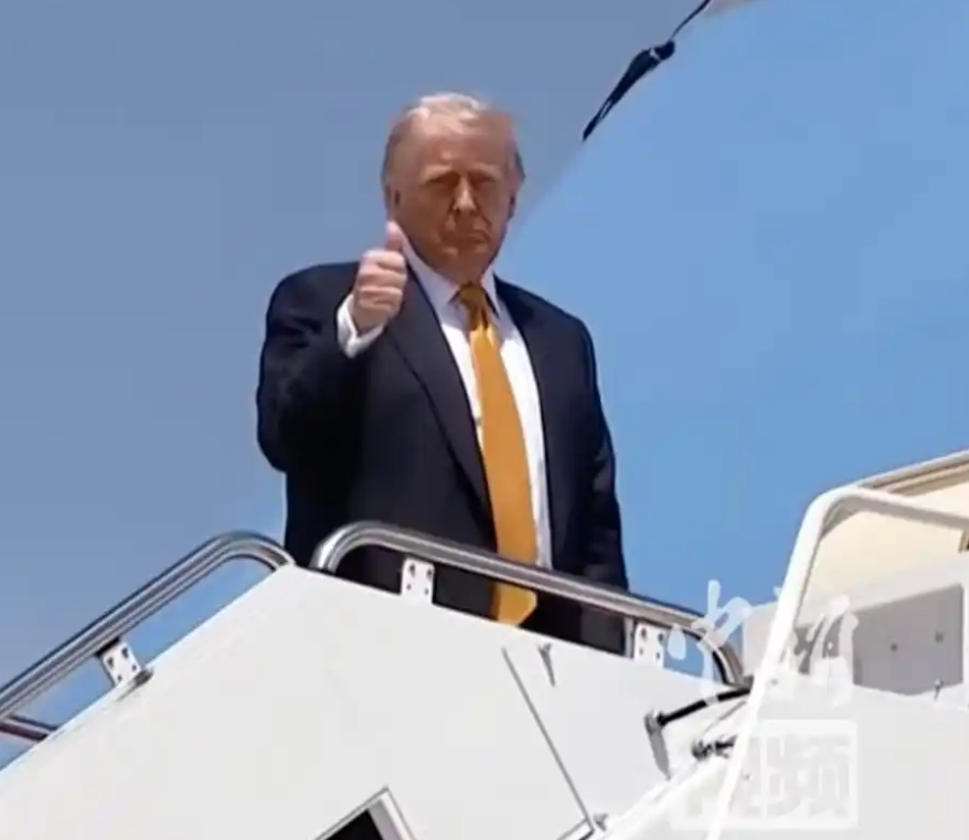现场画面：特朗普登上“空军一号”启程访华-华闻时空