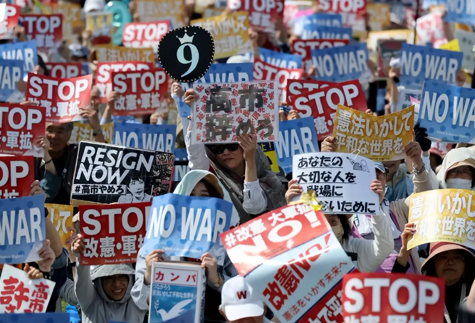 日本爆发数十年来最大规模反战示威,抗议者要求高市早苗辞职 -华闻时空
