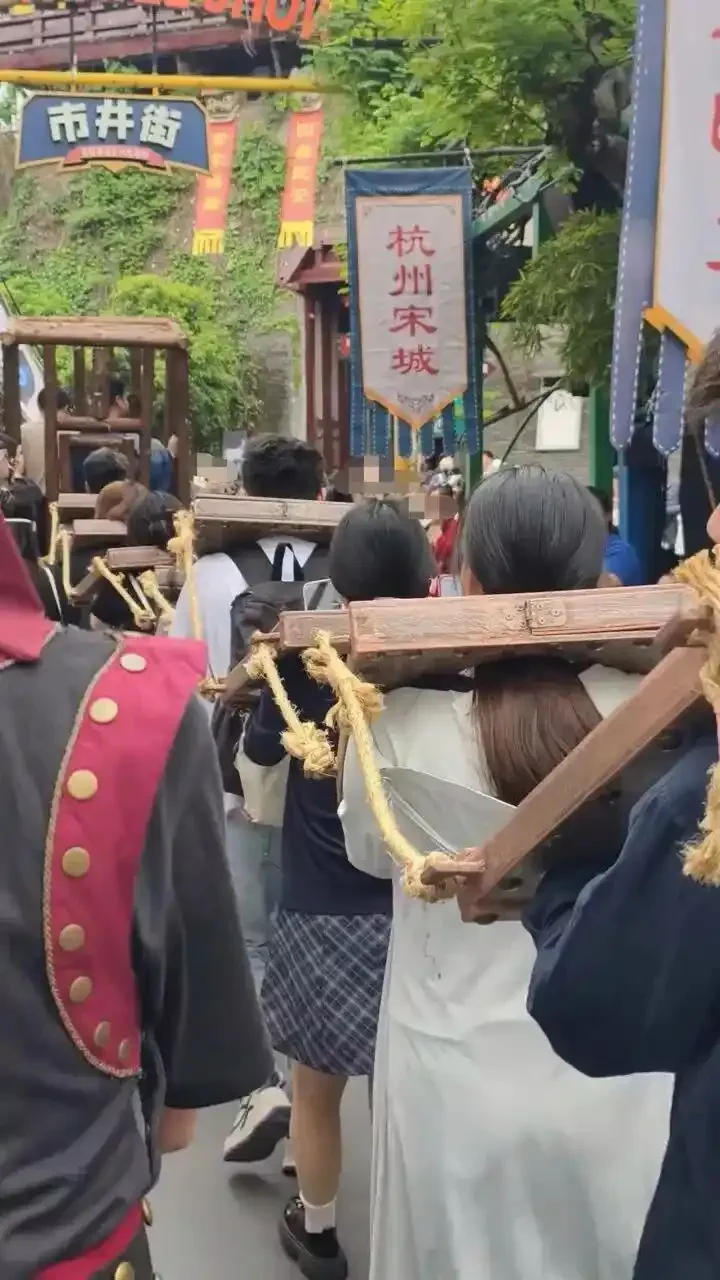 图片[1]-“坐囚车戴罪枷游街”引关注，杭州宋城客服：系互动节目，游客自愿参与-华闻时空