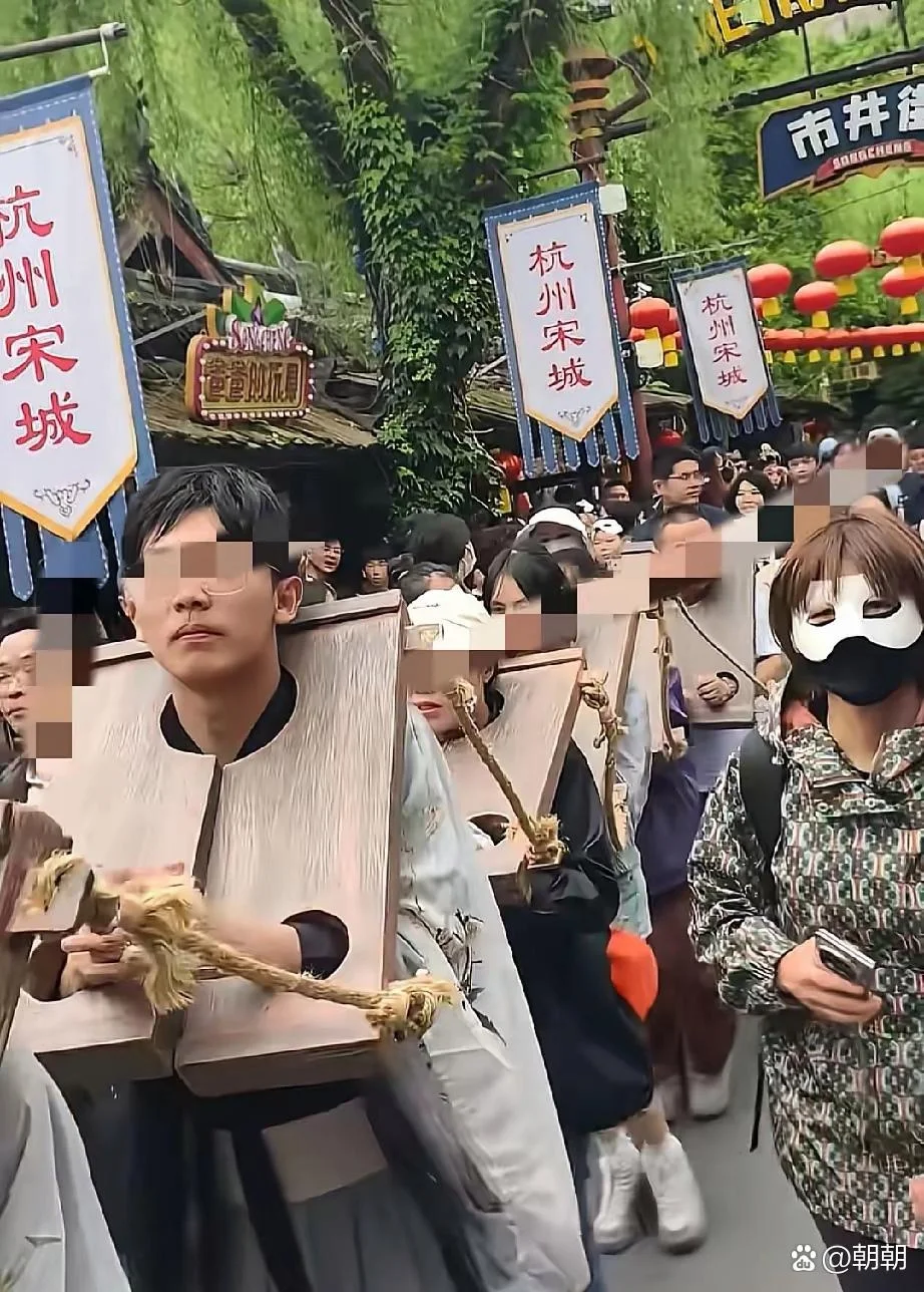 图片[2]-“坐囚车戴罪枷游街”引关注，杭州宋城客服：系互动节目，游客自愿参与-华闻时空