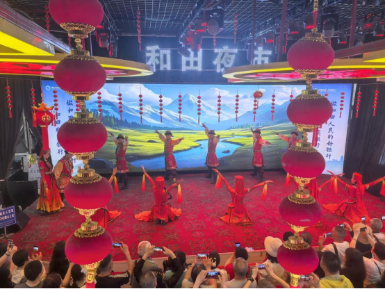 “追梦中华·大美新疆”2026海外华文媒体新疆采访行走进和田——夜市烟火里的千年风华-华闻时空