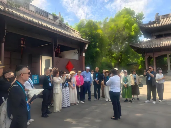 图片[2]-侨见吴越・跟着《太平年》看杭州海外华文媒体走进钱王祠千年和平大义跨越山海共鸣-华闻时空