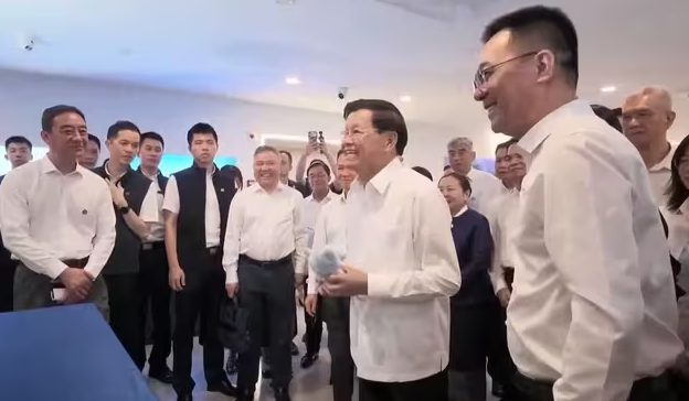 老挝总统在杭州观看机器人表演功夫，用中文说谢谢你，为中国技术深感惊叹-华闻时空