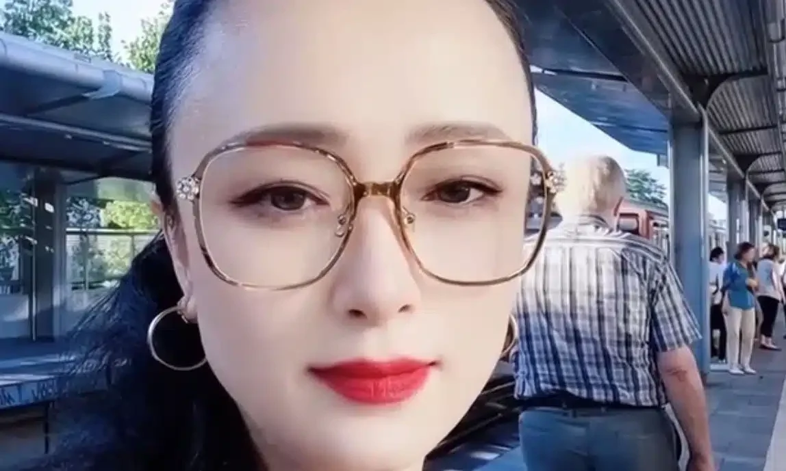 图片[2]-疑云重重！雅典华人女性失踪超1月：丈夫跨国追踪，废弃深山建筑里藏着什么？-华闻时空