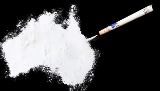 回国帮人带双鞋, 下飞机被海关带走! 澳洲华人被盯上, 机场最恐怖一句话, 听到就赶紧走!-华闻时空