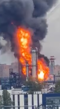 视频拍到乌克兰无人撞上俄罗斯重要半导体厂，现场燃起冲天大火，爆炸连连-华闻时空