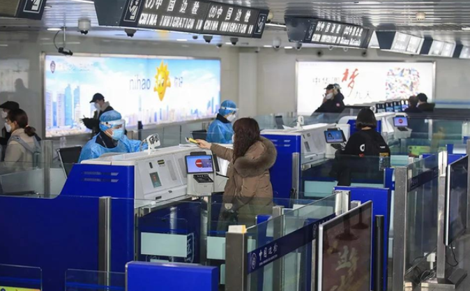 不带钱不定酒店, 只想蹭吃蹭喝滞留! “白嫖攻略”境外疯传, 海关直接遣返一点不手软-华闻时空