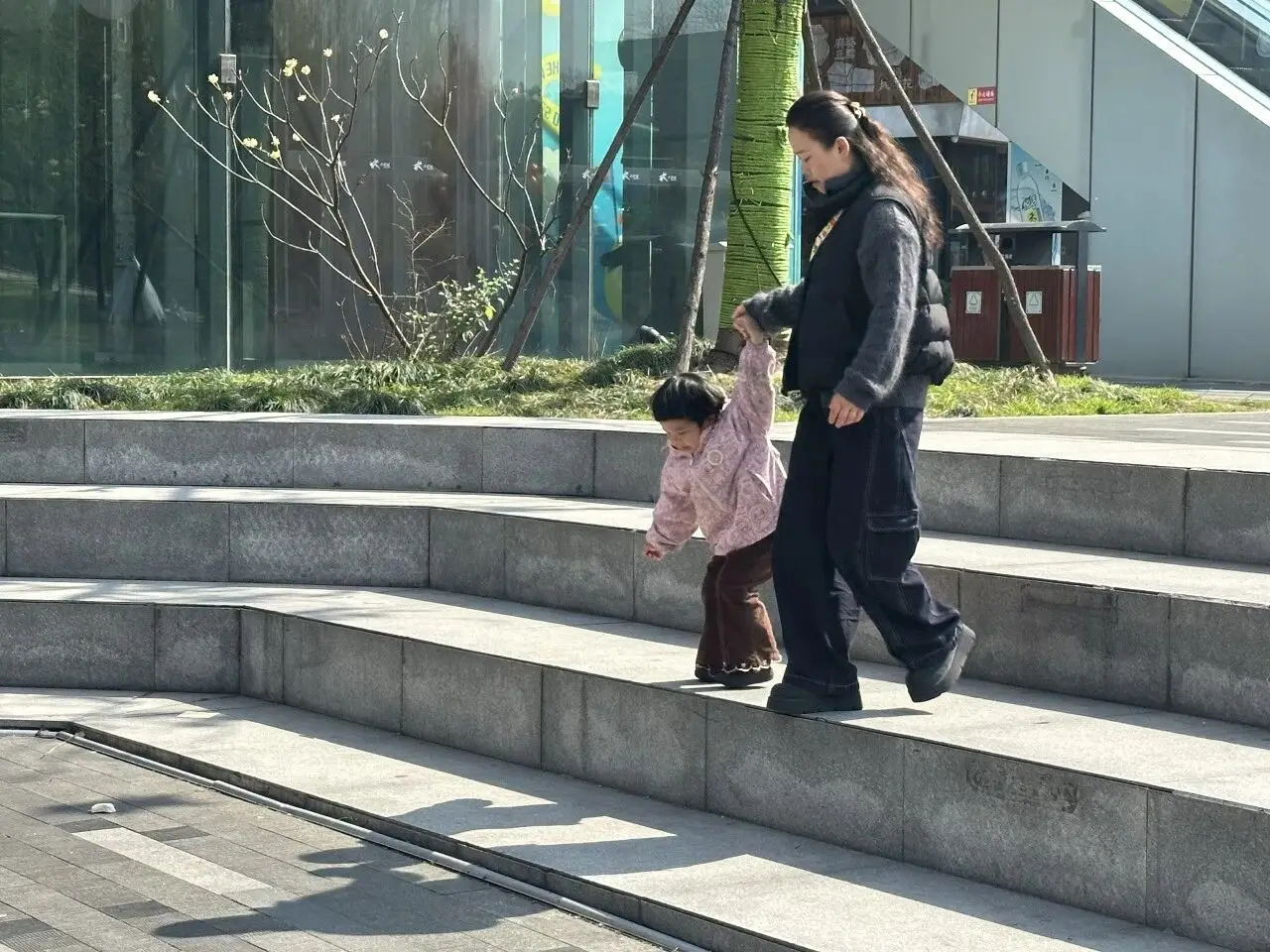 图片[1]-岑国荣丨童年的回忆 ·温馨的牵手-华闻时空