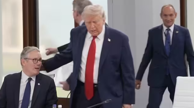 特朗普大摇大摆最后进场说我才是老大,欧洲领导人嘿嘿陪笑,以显老大风趣幽默平易近人-华闻时空