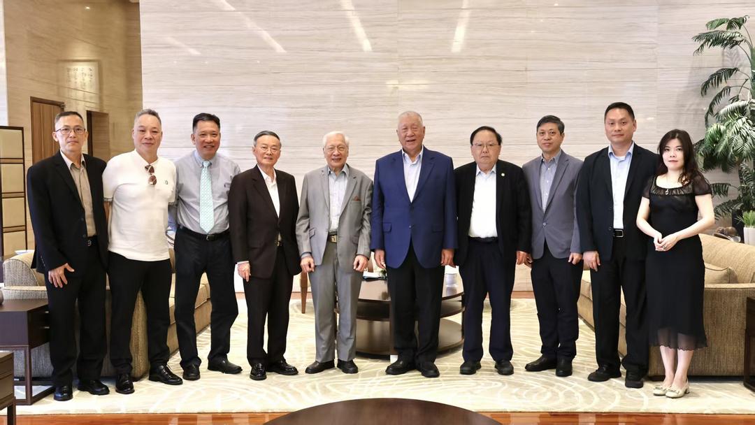 澳門大專教育基金會領導機構成員拜謁全國政協副主席何厚鏵-华闻时空