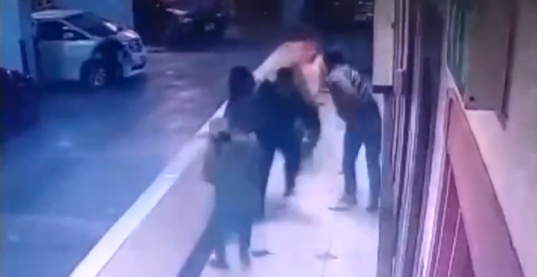 2名中国商人在坦桑尼亚遭多人殴打绑架，其中一人情况危急，监控视频曝光；嫌犯索要1.4亿赎金，警方已逮捕4人-华闻时空