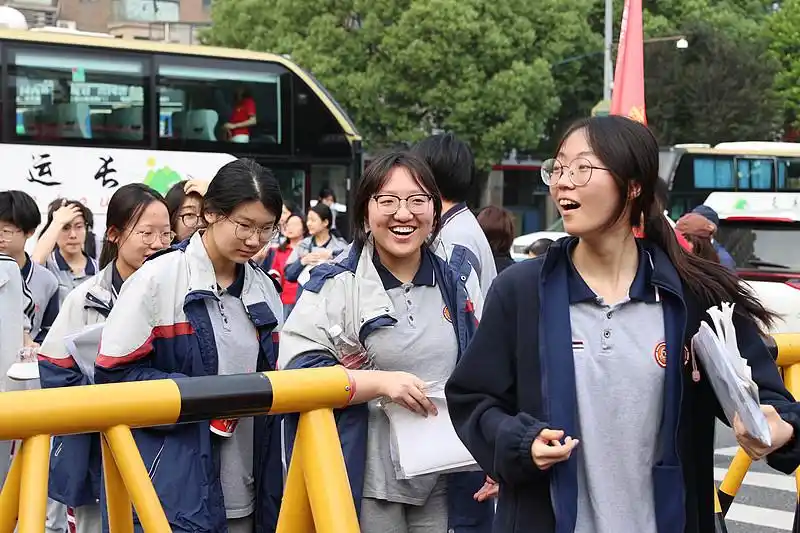 高考首日,这些瞬间让人印象深刻-华闻时空