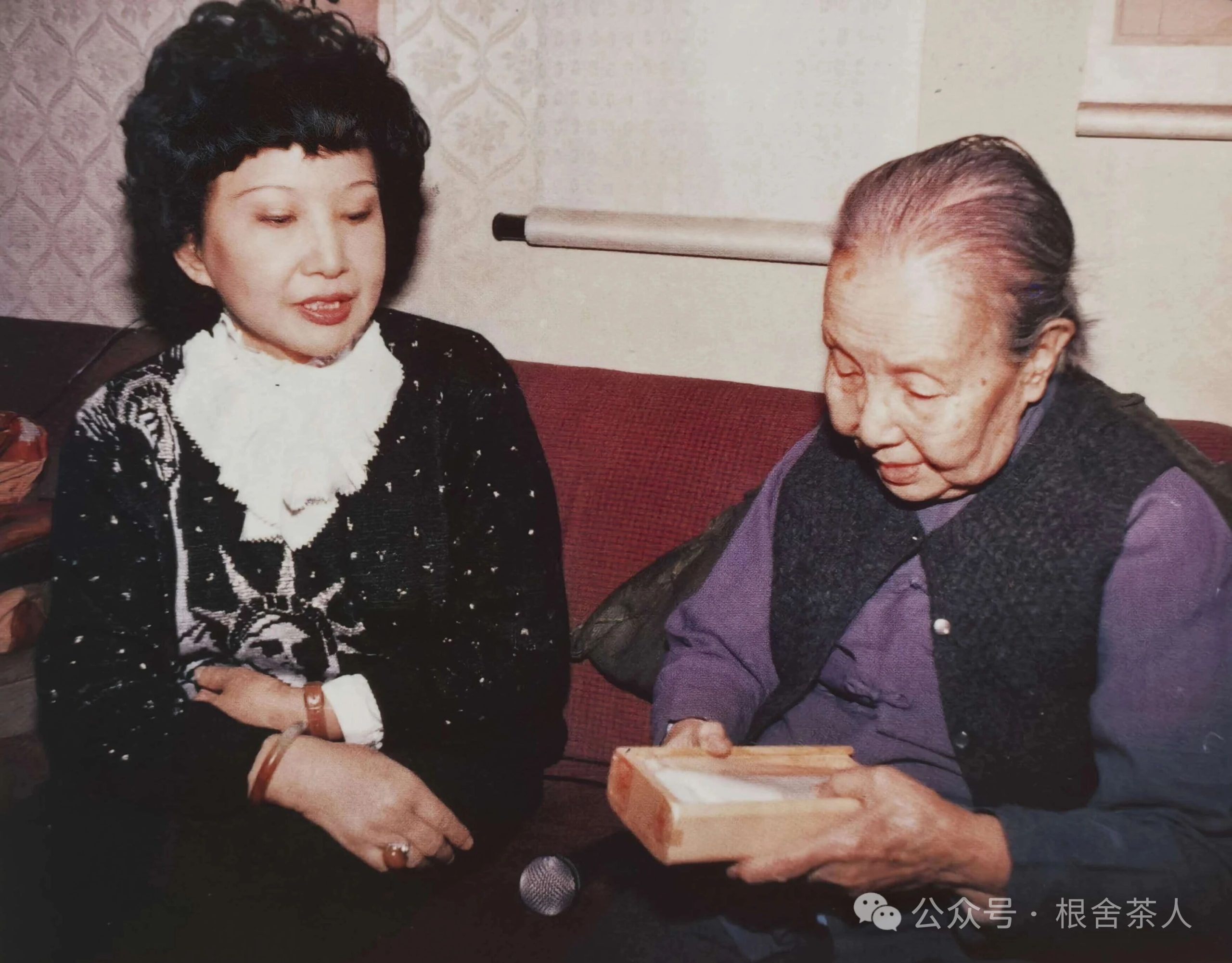 一个人应该像一朵花-华闻时空