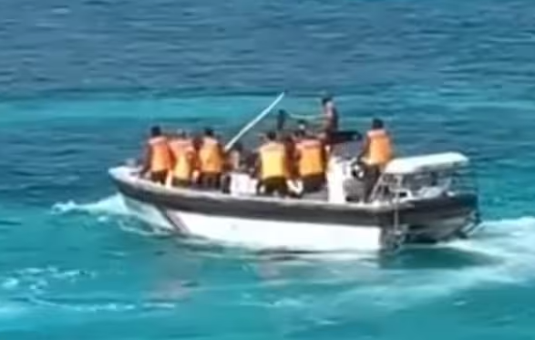 痛快!中国海警在南海仁爱礁痛揍菲律宾入侵船只-华闻时空