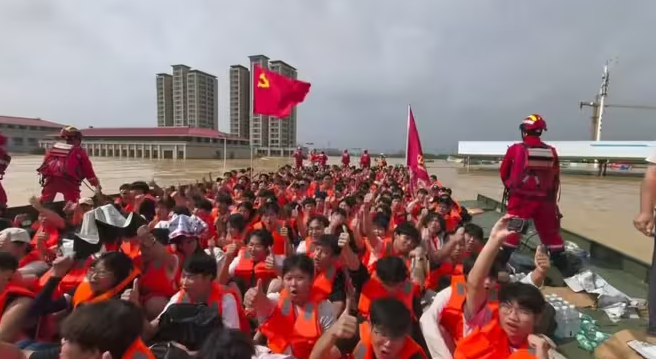 抗洪中听到《歌唱祖国》的那一刻,瞬间红了眼眶!-华闻时空
