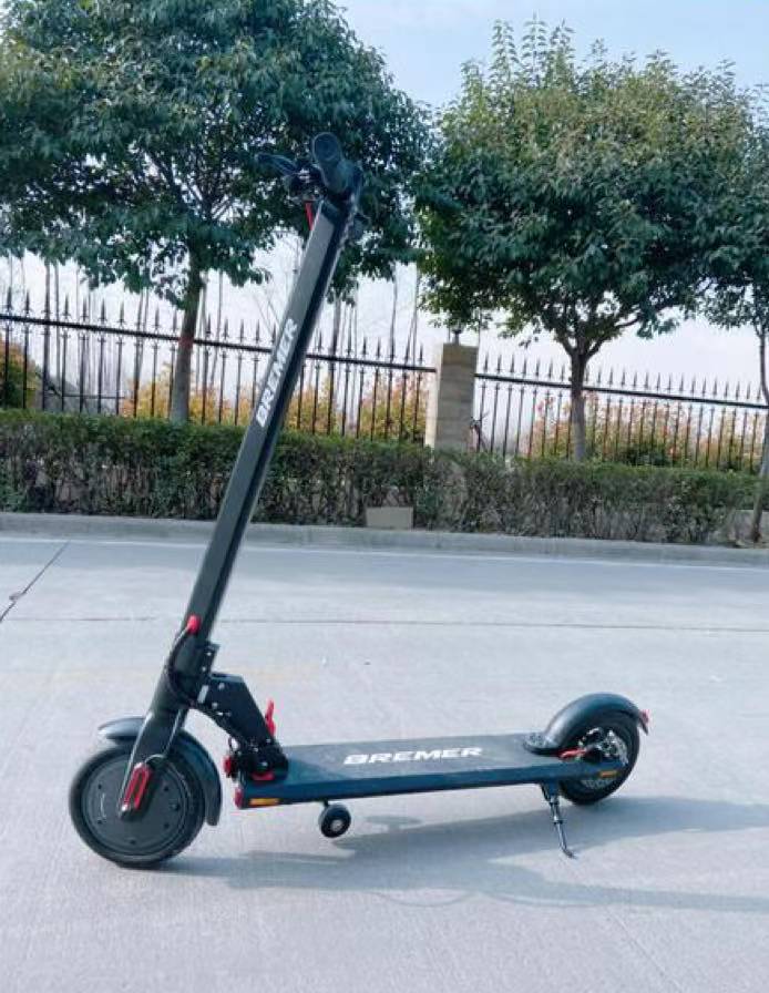 电动滑板车、自行车和轻便摩托车的用户将被强制佩戴头盔-华闻时空