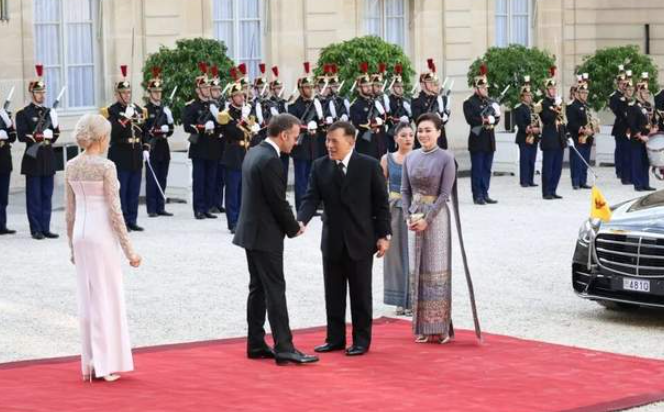 泰国王后惊艳巴黎国宴:一身皇家礼服,把泰国穿到世界中心-华闻时空