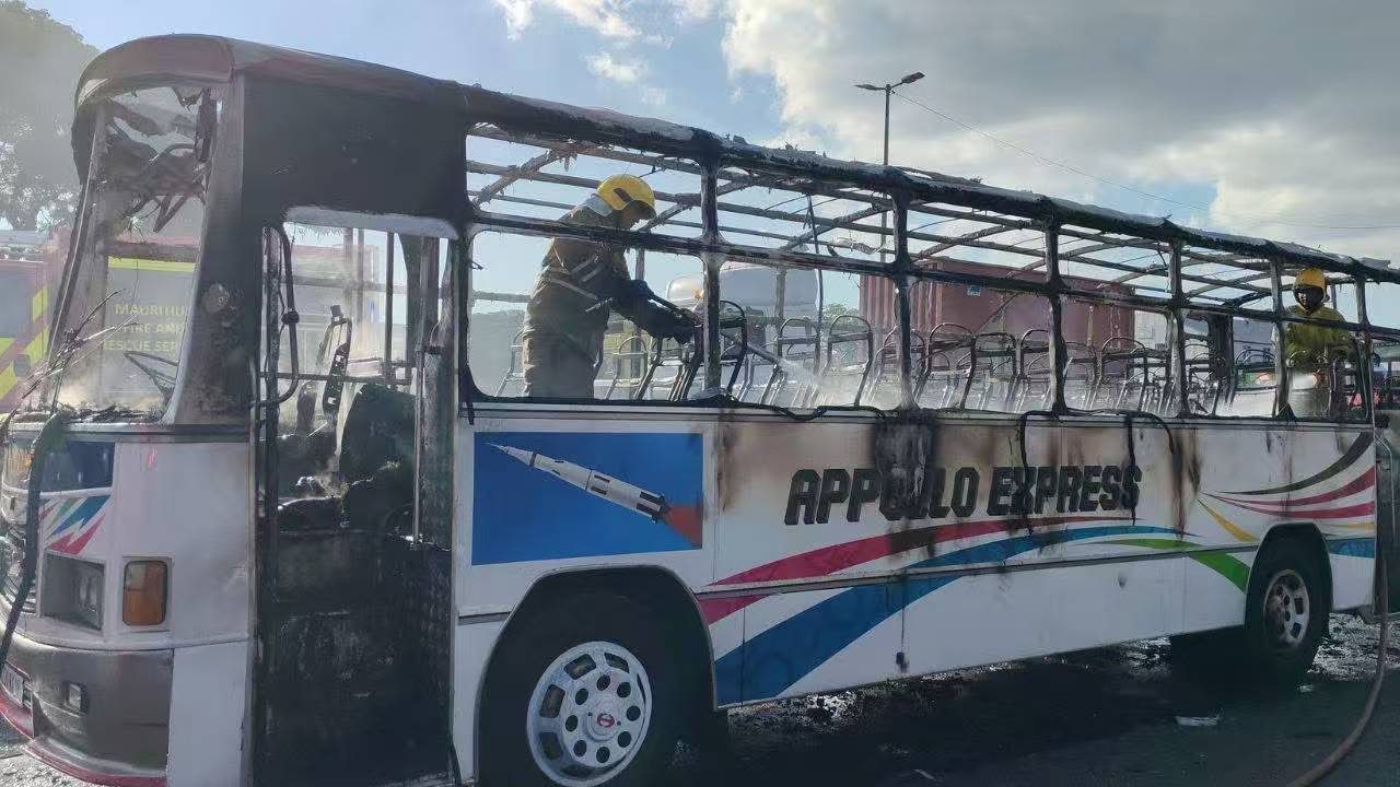 一辆巴士在北部总站被大火烧毁-华闻时空