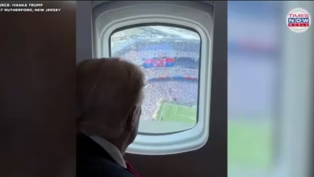 2026世界杯决赛开赛前夕,特朗普透过海军一号直升机舷窗向外眺望 -华闻时空