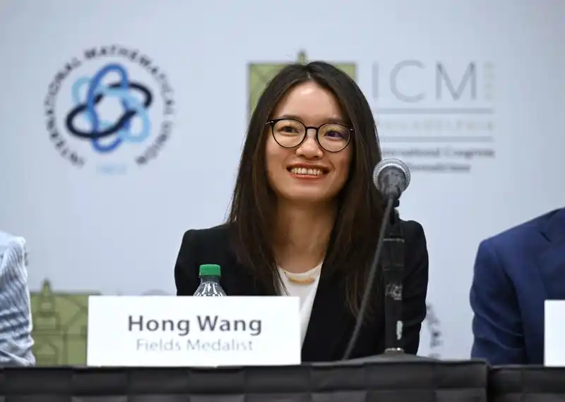 专访王虹:从北大数学系曾经的“小透明”,到今天的菲尔兹奖得主-华闻时空