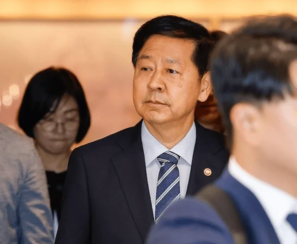 图片[1]-尴尬！韩副总理刚到机场准备赴美，得知自己职位不保……-华闻时空