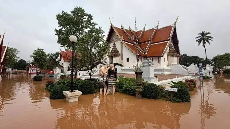 图片[1]-泰国挺住！多地告急，地图大片飘红！2人死亡、超3万人受灾，中国游客注意：风险区还在扩大-华闻时空