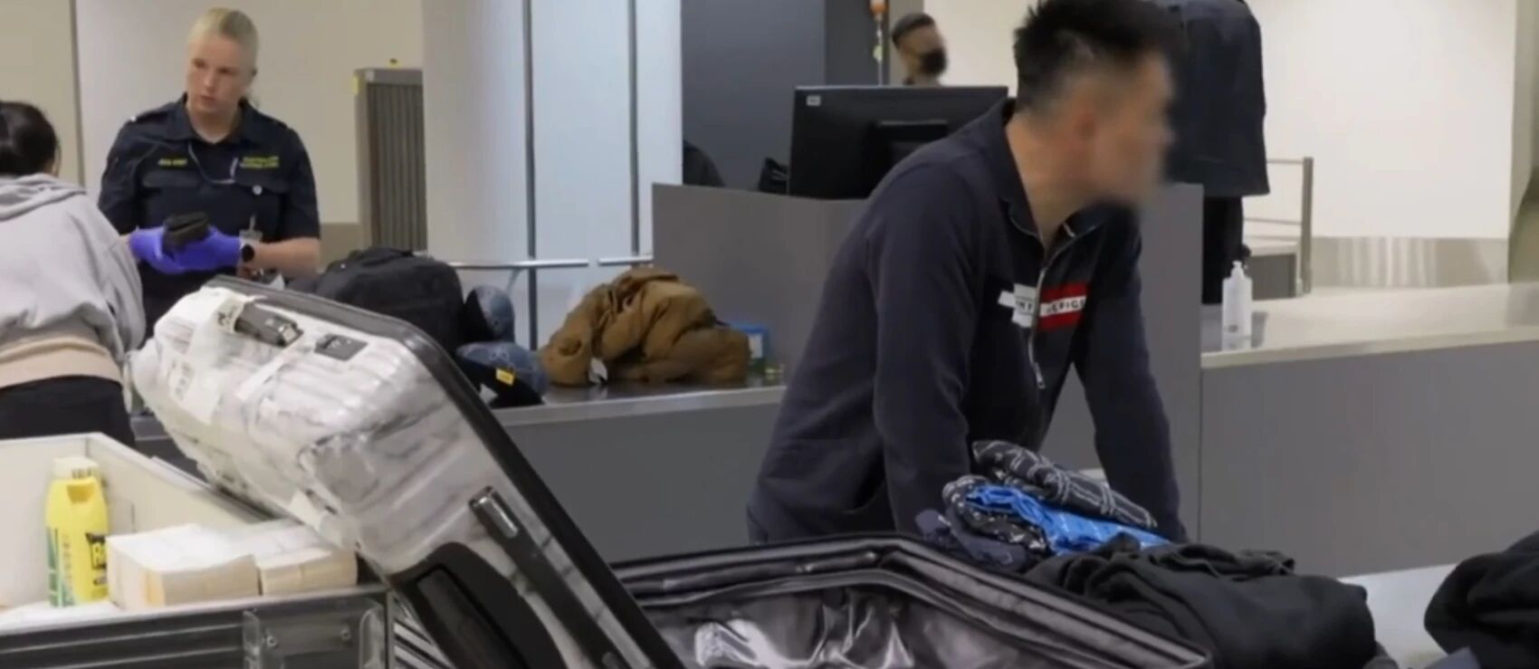 13名华人刚落地澳洲, 同时被扣! 手机现金成堆, 人人胃药, 集体上厕所…当场遣返-华闻时空