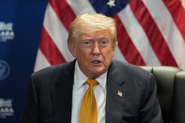 美国官员称特朗普再次要求修改新航母设计-华闻时空