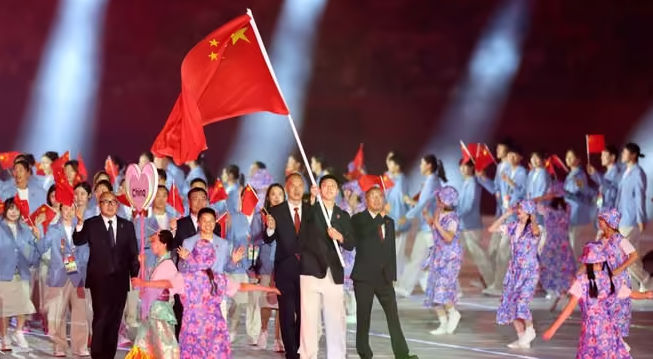 最美中国红！中国代表团亮相亚运会开幕式！-华闻时空