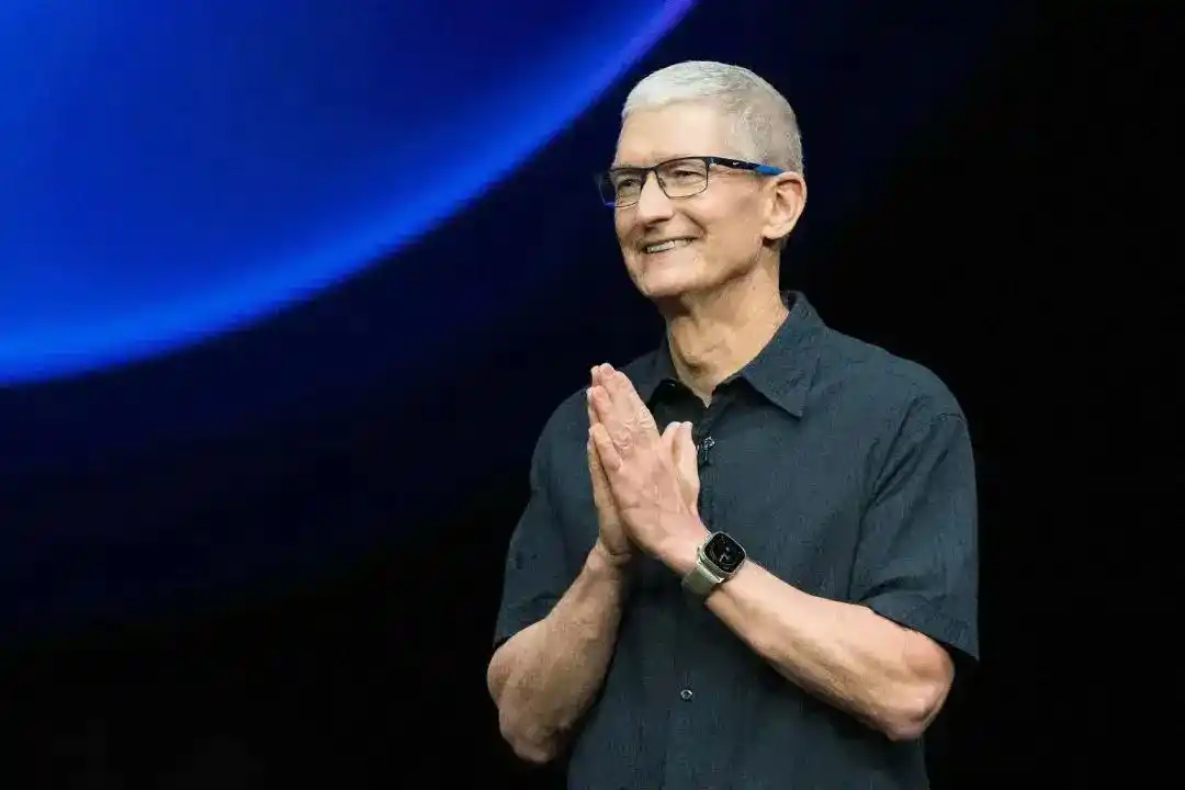 库克发文回应任苹果CEO最后一天：我的头衔会变，但我对Apple社区的热爱永远不会改变，感激不尽，期待新的篇章-华闻时空