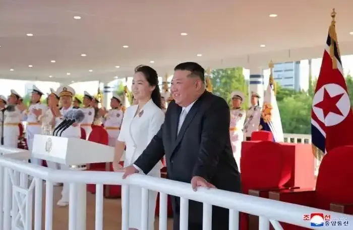 图片[3]-“姜健”号驱逐舰入列朝鲜海军，金正恩携女儿金主爱出席仪式-华闻时空