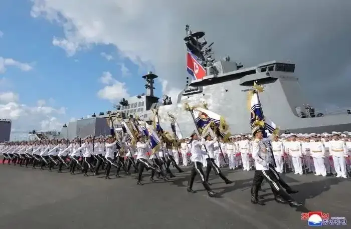 图片[2]-“姜健”号驱逐舰入列朝鲜海军，金正恩携女儿金主爱出席仪式-华闻时空