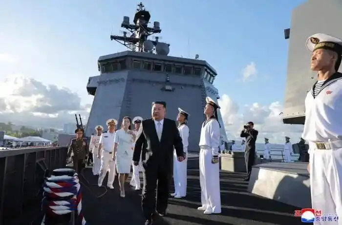 “姜健”号驱逐舰入列朝鲜海军,金正恩携女儿金主爱出席仪式-华闻时空