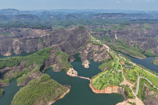 从生态伤疤到碧水丹霞 湖南郴州苏仙区的绿色转型之路-华闻时空