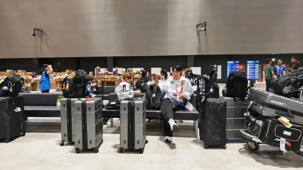 图片[1]-多国亚运代表队落地名古屋被困机场数小时，包括中国乒乓球队、羽毛球队、体操队等-华闻时空