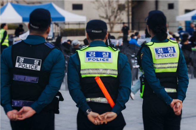 韩国一警察涉嫌利用AI伪造他人裸照并传播被捕,其加入警队前曾因类似罪行接受调查-华闻时空