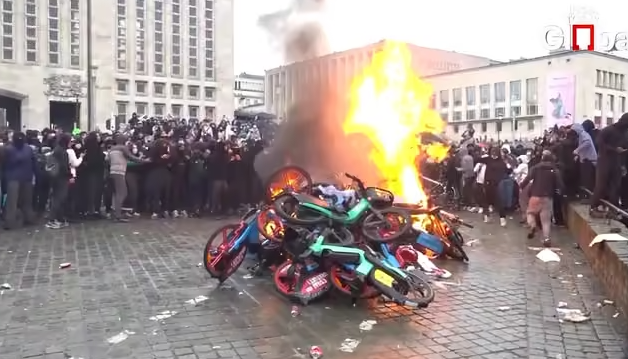 比利时 Z 世代抗议爆发：预算削减、物价上涨引发示威，学生与警方发生冲突-华闻时空