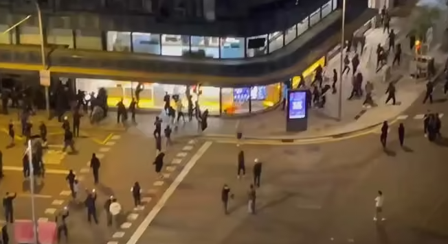 法国还没结束，西班牙巴塞罗那爆发大规模骚乱和抢劫，街头纵火-华闻时空