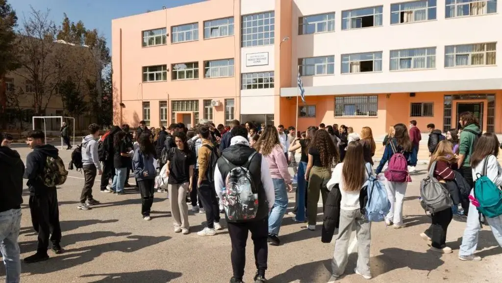 图片[1]-“滚回你的国家去！”希腊一中学爆出种族歧视风波，学生占领校园抗议-华闻时空