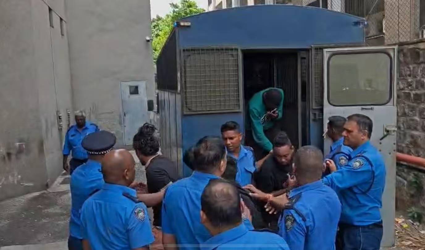 违反宵禁规定：12名被告认罪-华闻时空