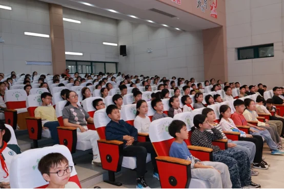 图片[2]-作家凌鼎年去太仓实验小学讲课-华闻时空
